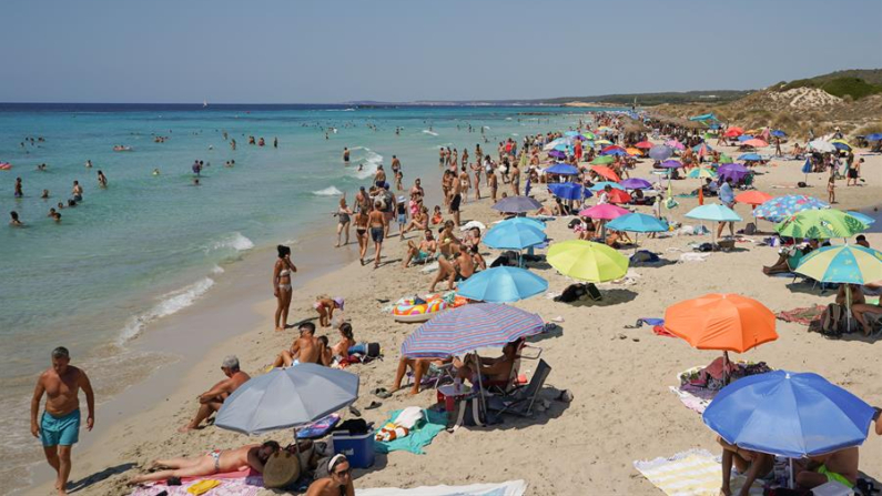 Vista general de la playa de Alaior, Menorca, el 8 de agosto de 2024. EFE/ David Arquimbau Sintes