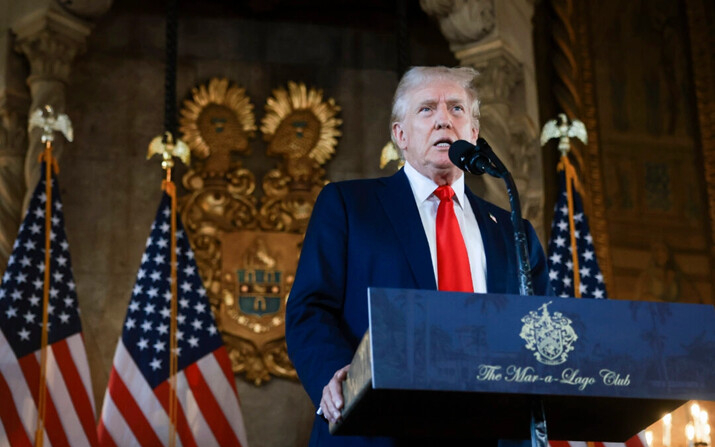 El candidato presidencial republicano y expresidente Donald Trump habla durante una conferencia de prensa en su finca de Mar-a-Lago, en Palm Beach, Florida, el 8 de agosto de 2024. (Joe Raedle/Getty Images)