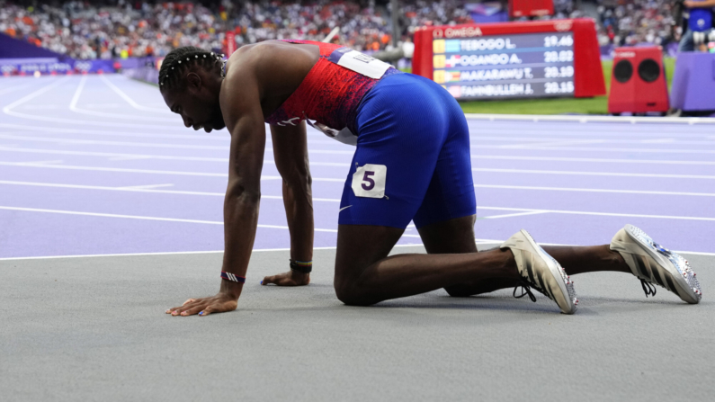 Noah Lyles, de Estados Unidos, descansa en la pista tras la final masculina de los 200 metros en los Juegos Olímpicos de Verano de 2024, el jueves 8 de agosto de 2024, en Saint-Denis, Francia.(AP Photo/Petr David Josek)