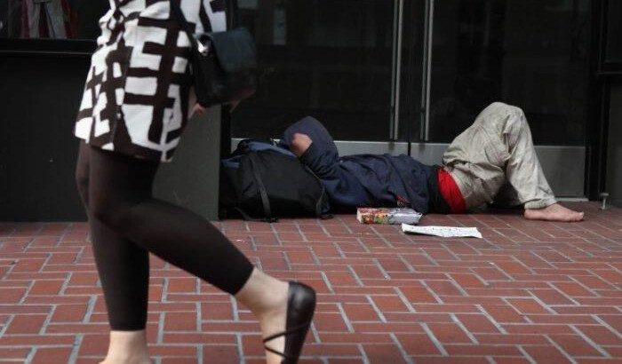 Un hombre sin hogar duerme en la puerta de una tienda cerrada en San Francisco en esta foto de archivo. (Justin Sullivan/Getty Images)