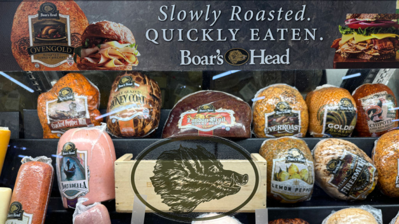 Carnes Boar's Head se exhiben en una tienda Safeway el 31 de julio de 2024 en San Rafael, California. (Justin Sullivan/Getty Images)