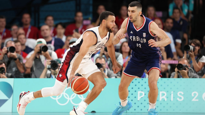 Stephen Curry (4) del Equipo de Estados Unidos supera a Ognjen Dobric (13) del Equipo de Serbia durante un partido de semifinales de baloncesto masculino entre el Equipo de Estados Unidos y el Equipo de Serbia en el día trece de los Juegos Olímpicos de París 2024 en Bercy Arena en París, Francia el 08 de agosto 2024. (Ezra Shaw/Getty Images)