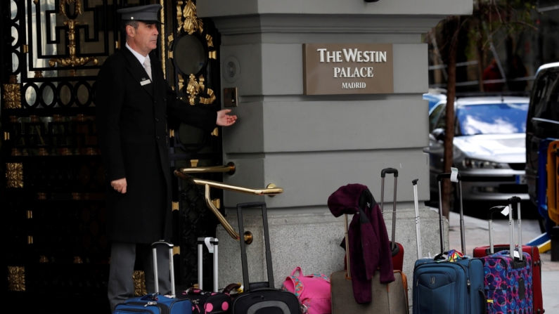 Imagen de archivo de un trabajador del hotel Westin Palace de Madrid custodia un grupo de maletas, pertenecientes a turistas que visitan España. EFE/Chema Moya