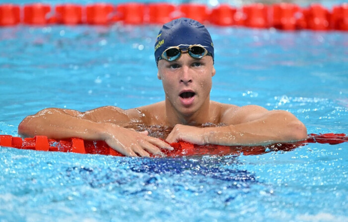 El sueco Victor Johansson reacciona después de competir en una eliminatoria de la prueba masculina de natación de 1500 metros estilo libre durante los Juegos Olímpicos de París 2024 en el Paris La Defense Arena en Nanterre, al oeste de París, el 3 de agosto de 2024. (Jonathan Nackstrand/AFP vía Getty Images)