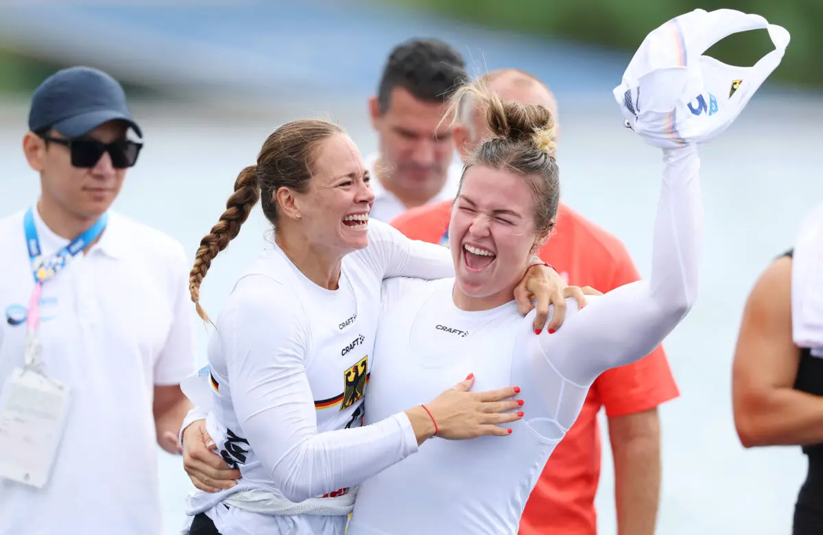 Paulina Paszek y Jule Marie Hake, del equipo de Alemania, celebran la conquista del bronce durante la final A de kayak doble 500 metros femenino en el día 14 de los Juegos Olímpicos en el Estadio Náutico de Vaires-Sur-Marne, en París, el 9 de agosto de 2024. (Justin Setterfield/Getty Images)