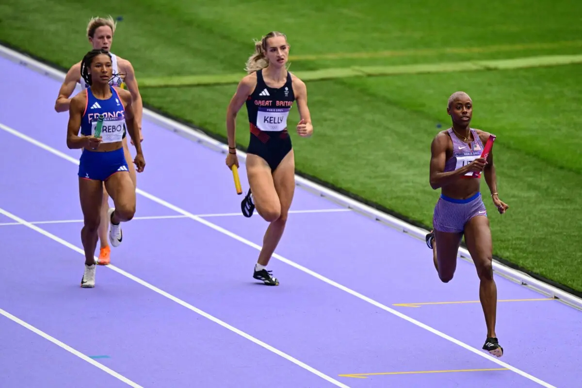 Shamier Little, del equipo de EE.UU., lidera por delante de Hannah Kelly, de Gran Bretaña, en la prueba de relevos 4x400m femenino del evento de atletismo en los Juegos Olímpicos de París 2024 en el Stade de France en Saint-Denis, al norte de París, el 9 de agosto de 2024. (Martin Bernetti/AFP vía Getty Images)