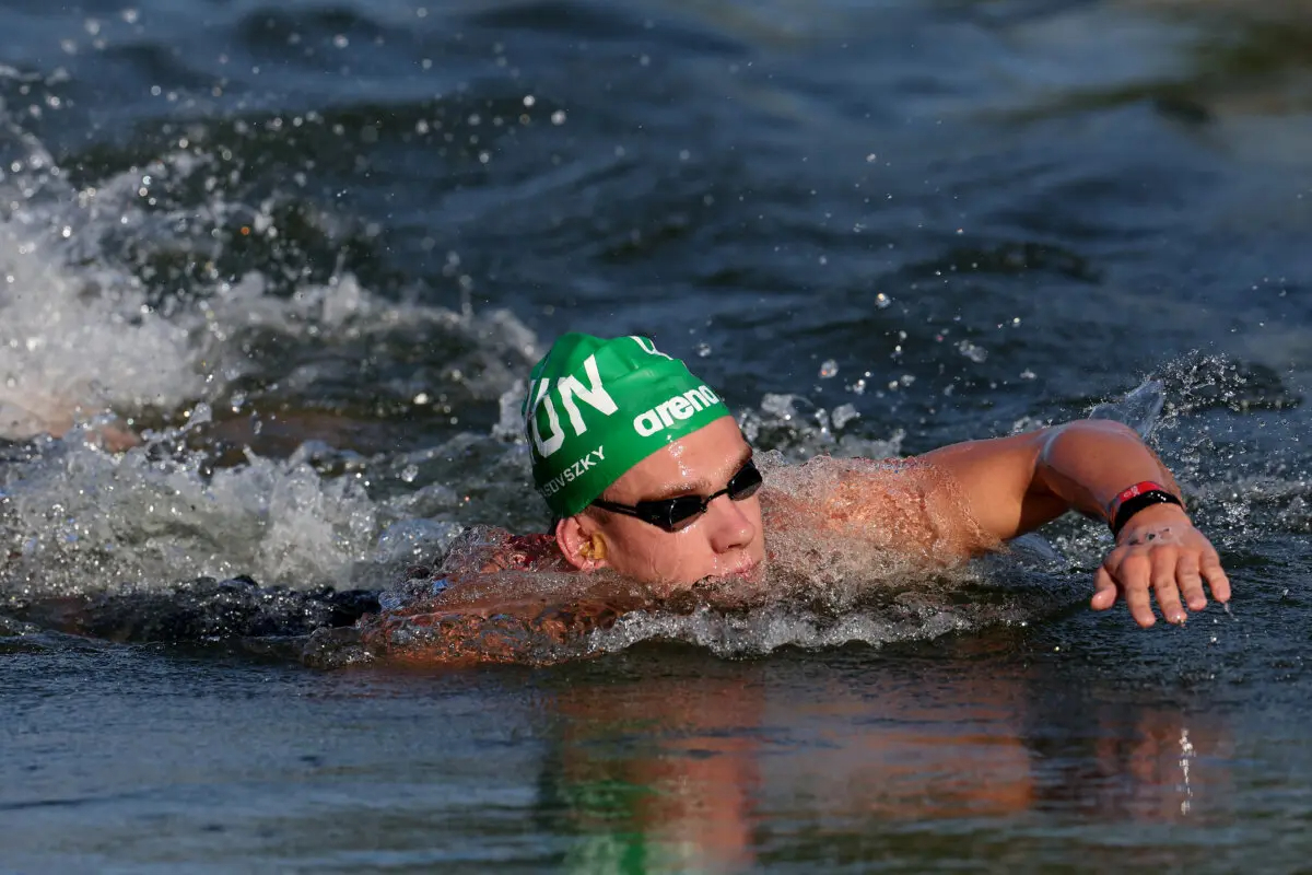 Kristof Rasovszky, del equipo de Hungría, compite en la prueba de 10km masculino de natación en aguas abiertas el día 14 de los Juegos Olímpicos en el Puente Alejandro III de París el 9 de agosto de 2024. (Luke Hales/Getty Images)