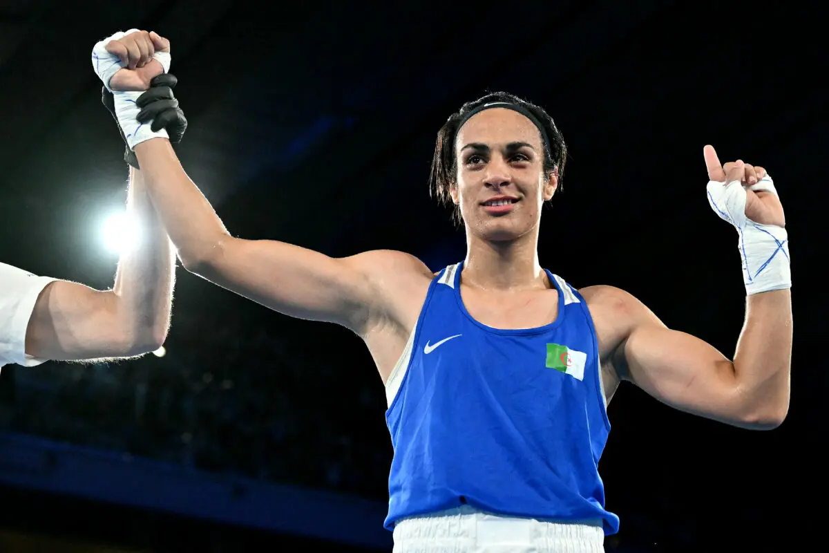 La argelina Imane Khelif reacciona tras vencer a la tailandesa Janjaem Suwannapheng en la semifinal femenina de boxeo de 66 kilos durante los Juegos Olímpicos de París en el estadio Roland-Garros, en París, el 6 de agosto de 2024. (Mohd Rasfan/AFP vía Getty Images)