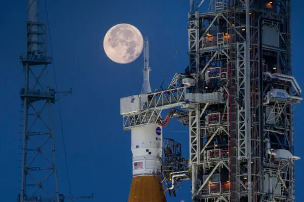 El Sistema de Lanzamiento Espacial Artemis I (SLS) y la nave espacial Orión, sobre el lanzador móvil, se preparan para un ensayo general húmedo para practicar los plazos y procedimientos para el lanzamiento en el Complejo de Lanzamiento 39B en el Centro Espacial Kennedy de la NASA, Florida, el 14 de junio de 2022. (Cory Huston/NASA vía AP)