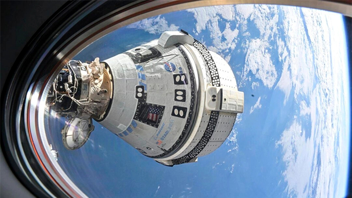 La nave espacial Starliner de Boeing que lanzó a los astronautas Butch Wilmore y Suni Williams a la Estación Espacial Internacional acoplada al puerto delantero del módulo Harmony el 3 de julio de 2024, vista desde una ventana de la nave espacial Dragon Endeavour de SpaceX acoplada al puerto adyacente. (NASA vía AP)
