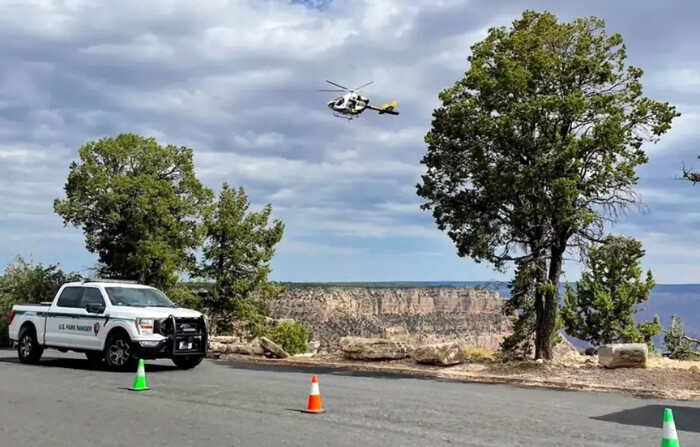 Un helicóptero sobrevuela el Gran Cañón mientras las autoridades recuperan el cuerpo de Leticia A. Castillo, de 20 años, de Albuquerque, en el Parque Nacional del Gran Cañón, Arizona, el 8 de agosto de 2024. (Servicio de Parques Nacionales vía AP)
