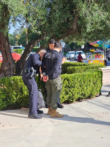 Un hombre es detenido por la policía a la salida de un acto en el que el candidato presidencial demócrata Robert F. Kennedy Jr. tenía previsto hablar en el Wilshire Ebell Theatre de Los Ángeles, el 15 de septiembre de 2023. (Imagen proporcionada a The Epoch Times)