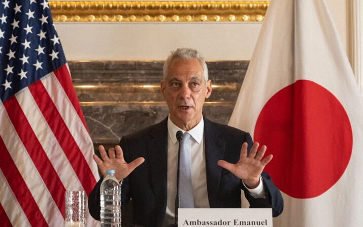 El embajador de Estados Unidos en Japón, Rahm Emanuel, asiste a una conferencia de prensa en su residencia de Tokio, el 27 de abril de 2023. (Yuichi Yamazaki/AFP vía Getty Images)