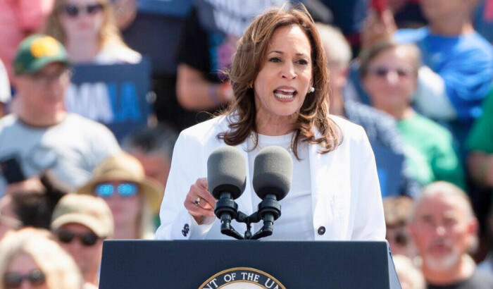 La candidata presidencial demócrata, la vicepresidenta Kamala Harris, habla en un mitin de campaña con el candidato demócrata a la vicepresidencia, el gobernador de Minnesota, Tim Walz, en Eau Claire, Wisconsin, el 7 de agosto de 2024. (Stephen Maturen/Getty Images)