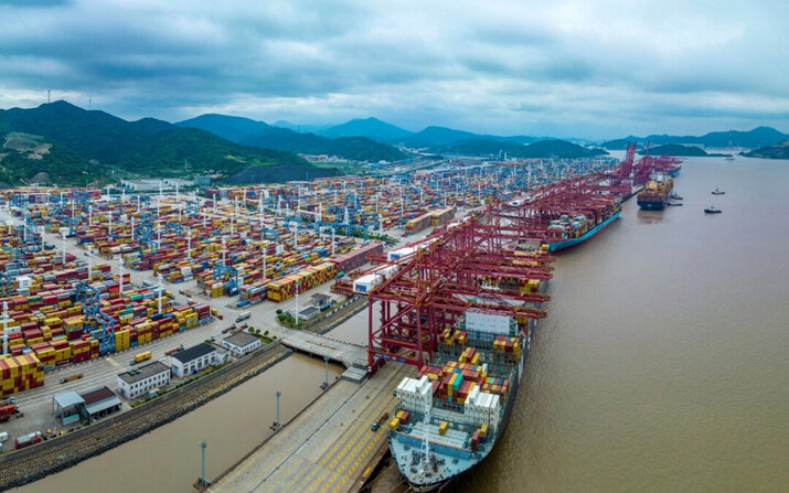 Un barco de carga cargado de contenedores atracando en el puerto de Zhoushan en Ningbo, en la provincia oriental china de Zhejiang, el 6 de junio de 2023. (STR/AFP vía Getty Images)