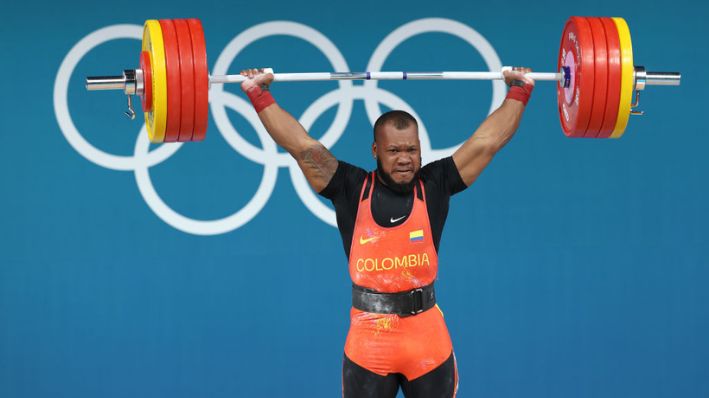 Yeison López del equipo de Colombia realiza un levantamiento de pesa durante la prueba de halterofilia 89kg masculino en el día catorce de los Juegos Olímpicos de París 2024 en el Sur de París Arena, el 09 de agosto 2024 en París, Francia. (Lars Baron/Getty Images)
