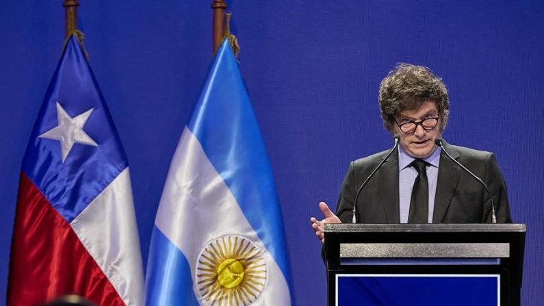 Fotografía cedida por GasAndes, del presidente argentino Javier Milei durante un acto conmemorativo de la empresa Gas Andes, el 9 de agosto de 2024 en Santiago (Chile). EFE/ Alejandro Araya/Gasandes