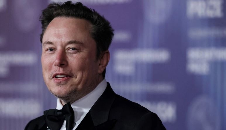 El empresario Elon Musk llega a la ceremonia de entrega del Décimo Premio Breakthrough en el Academy Museum of Motion Pictures de Los Ángeles el 13 de abril de 2024. (Etienne Laurent/AFP vía Getty Images)