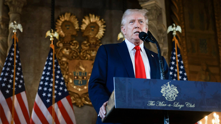 El candidato republicano a la presidencia, el expresidente Donald Trump, habla durante una rueda de prensa en su finca Mar-a-Lago en Palm Beach, Florida, el 8 de agosto de 2024. (Joe Raedle/Getty Images)
