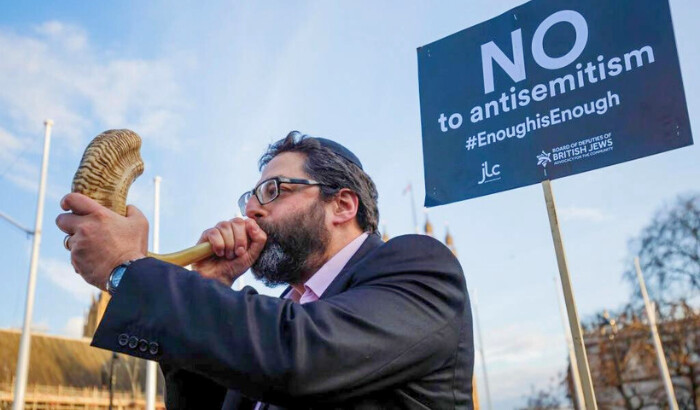 Un manifestante hace sonar un shofar durante una manifestación en la Plaza del Parlamento contra el antisemitismo en el Partido Laborista de Jeremy Corbyn, en Londres, el 26 de marzo de 2018. (Jack Taylor/Getty Images)