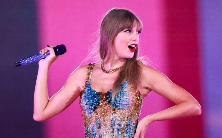 Taylor Swift se presenta durante su gira Eras Tour en el estadio Sofi en Inglewood, California, el 7 de agosto de 2023. (Michael Tran/AFP vía Getty Images)