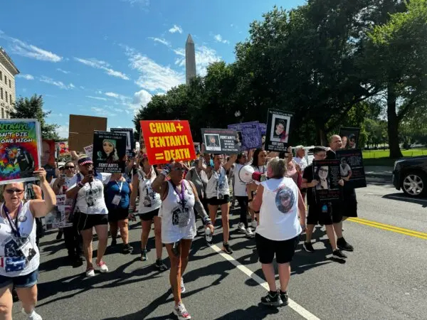 Asistentes a la manifestación "La voz perdida del fentanilo" marchan en Washington el 13 de julio de 2024. (Joseph Lord/The Epoch Times)