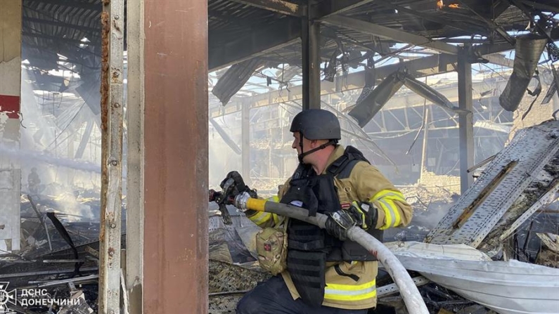 Una fotografía proporcionada por el Servicio Estatal de Emergencias de Ucrania (SESU) muestra a los rescatistas trabajando después de un bombardeo en un centro comercial en Kostiantynivka, región de Donetsk, Ucrania, el 9 de agosto de 2024. EFE/EPA/Servicio estatal de emergencias 