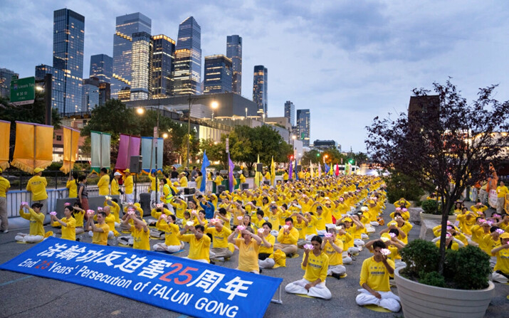 Los practicantes de Falun Gong participan en una vigilia con velas en memoria de los practicantes de Falun Gong que fallecieron durante 25 años de persecución continua por parte del Partido Comunista Chino, en el consulado chino en la ciudad de Nueva York, el 20 de julio de 2024. (Larry Dye/The Epoch Times)