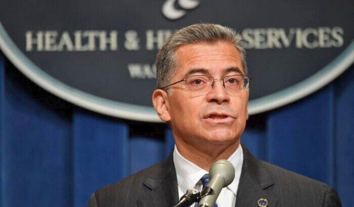 Xavier Becerra, secretario de Salud y Servicios Humanos (HHS, por sus siglas en inglés), habla durante una conferencia de prensa en la sede del HHS en Washington, el 28 de junio de 2022. (Nicholas Kamm/AFP vía Getty Images)