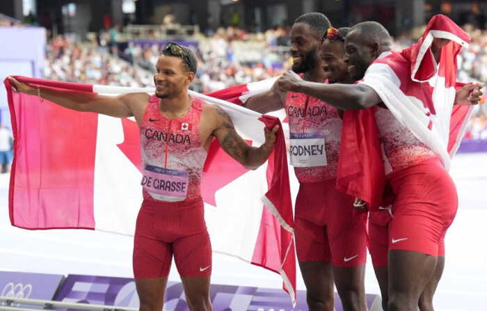 (I-D): Los canadienses Andre De Grasse, Brendon Rodney, Aaron Brown y Jerome Blake celebran su medalla de oro durante los Juegos Olímpicos de Verano de París en Saint-Denis, Francia, el 9 de agosto de 2024. (The Canadian Press/Nathan Denette)
