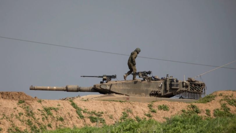 Un soldado israelí sobre un tanque cerca de la frontera con Gaza, en el sur de Israel, el 9 de febrero de 2024. (Amir Levy/Getty Images)