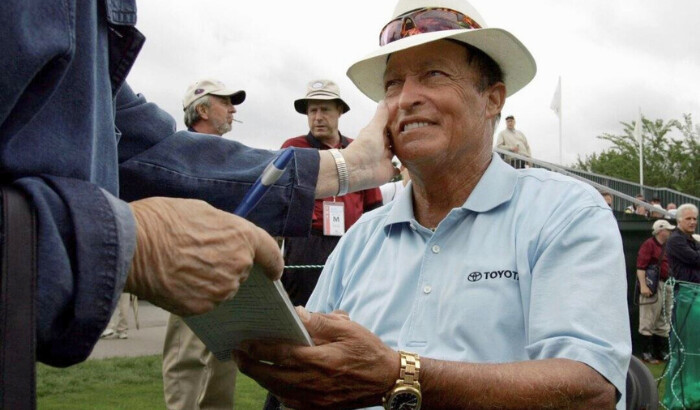 Chi Chi Rodríguez sonríe mientras firma un autógrafo en Concord, Massachusetts, el 9 de junio de 2006. (Steven Senne/AP Foto)