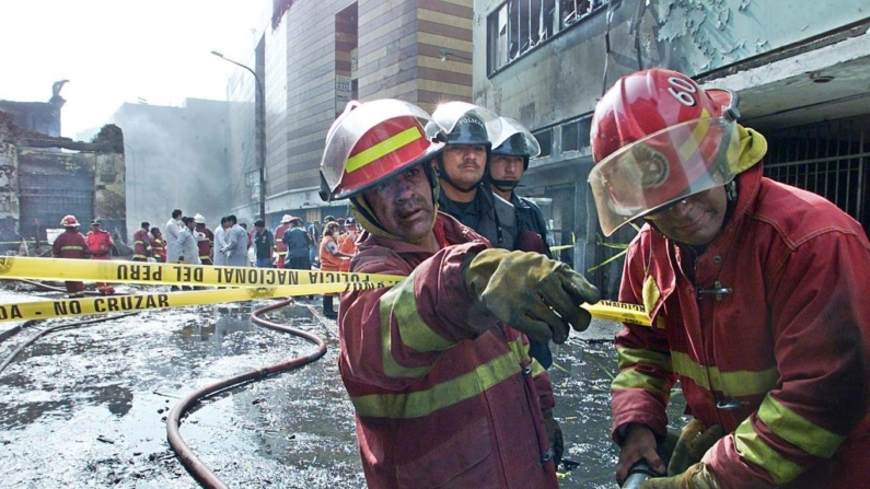 Bomberos peruanos trabajan en el lugar de incendio, en una imagen de archivo. (Alejandra Brun/AFP vía Getty Images)