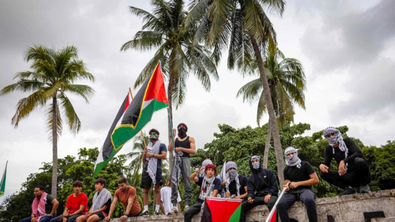 Asistentes a una concentración propalestina en el Bayfront Park de Miami, Florida, el 13 de octubre de 2023. (Marco Bello/AFP vía Getty Images)
