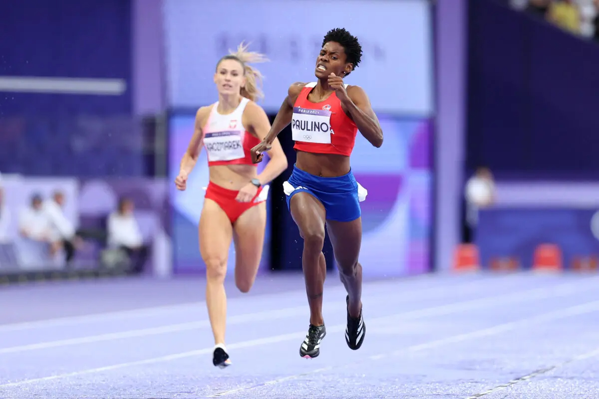 La atleta dominicana Marileidy Paulino cruza la línea de meta tras competir en la final de los 400 metros femenil el día 14 de los Juegos Olímpicos en el Estadio de Francia en París el 9 de agosto de 2024. (Hannah Peters/Getty Images)