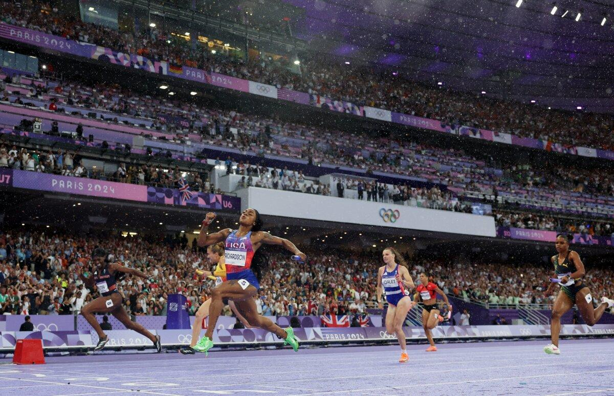 Sha'carri Richardson del equipo de Estados Unidos cruza la línea de meta para ganar la medalla de oro en la final del relevo femenil 4x100 metros el día 14 de los Juegos Olímpicos en el Stade de France en París el 9 de agosto de 2024. (Michael Steele/Getty Images)