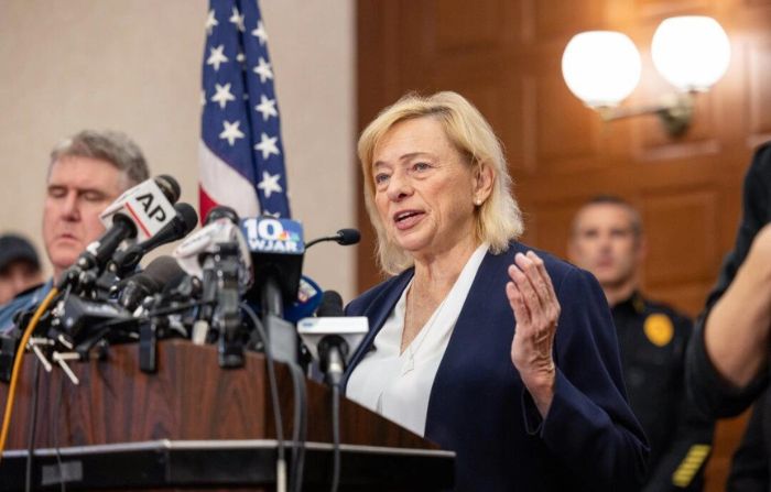 La gobernadora de Maine, Janet Mills, habla durante una conferencia de prensa sobre el tiroteo masivo en Lewiston, Maine, el 26 de octubre de 2023. (Scott Eisen/Getty Images)