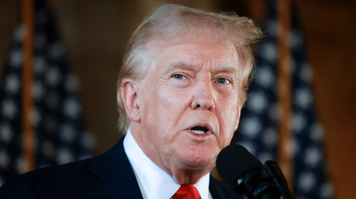 El candidato presidencial republicano, el expresidente Donald Trump, habla durante una rueda de prensa en su finca Mar-a-Lago en Palm Beach, Florida, el 8 de agosto de 2024. (Joe Raedle/Getty Images)