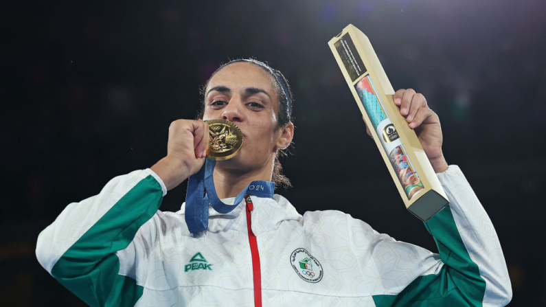 Imane Khelif del equipo de Argelia besa su medalla durante la ceremonia de entrega de medallas de boxeo femenino de 66 kg después del combate final de boxeo femenino de 66 kg en el día catorce de los Juegos Olímpicos de París 2024 en Roland Garros, el 09 de agosto de 2024 en París, Francia. (Richard Pelham/Getty Images)