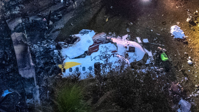 Vista aérea de los restos de un avión que se estrelló con 61 personas a bordo en Vinhedo, estado de Sao Paulo, Brasil, el 9 de agosto de 2024. (Miguel Schincariol/AFP vía Getty Images)