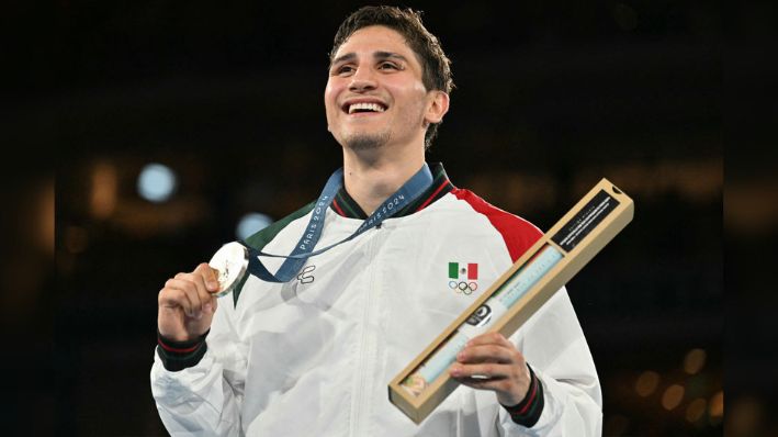 El medallista de plata mexicano Marco Alonso Verde Álvarez celebra en el podio durante la ceremonia de entrega de medallas de la final masculina de boxeo en la categoría de 71 kg durante los Juegos Olímpicos de París 2024 en el Estadio Roland-Garros, en París, el 9 de agosto de 2024. (MOHD RASFAN/AFP vía Getty Images)