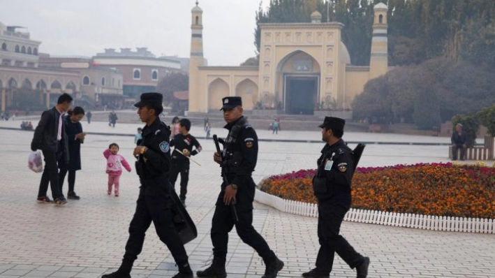 Personal de seguridad chino patrulla cerca de la mezquita de Id Kah en Kashgar, en la región china de Xinjiang, el 4 de noviembre de 2017. (Ng Han Guan/AP)