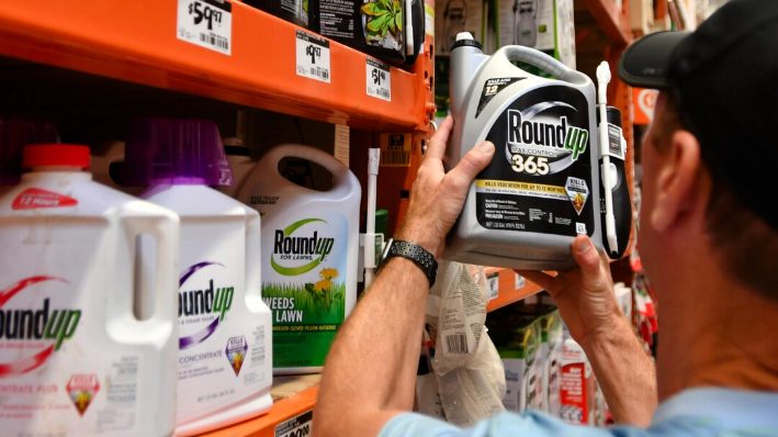 Un cliente compra productos Roundup en una tienda en San Rafael, California, el 9 de julio de 2018. (Josh Edelson/AFP vía Getty Images)