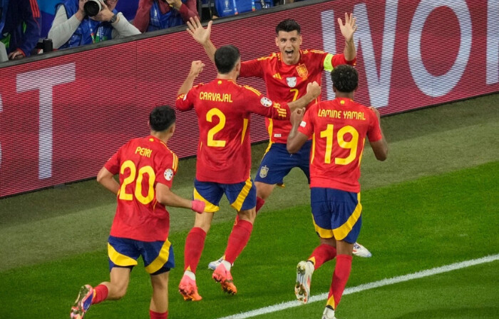 El francés Alexandre Lacazette (i) celebra tras marcar el primer gol de su equipo durante el partido de fútbol masculino del Grupo A entre Francia y Estados Unidos en el estadio Velódromo, durante los Juegos Olímpicos de Verano 2024, en Marsella, Francia, el 24 de julio de 2024. (Daniel Cole/Foto AP)