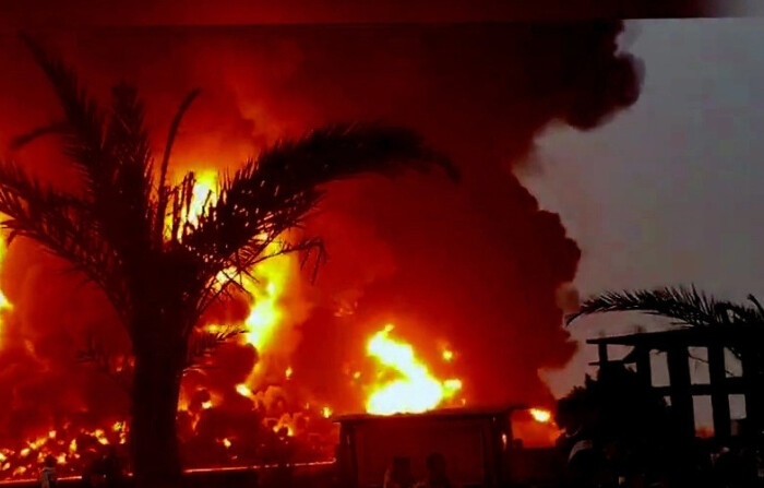 En esta captura de pantalla difundida por el centro de medios de comunicación Huti el 20 de julio de 2024, un incendio se eleva después de los ataques aéreos llevados a cabo por aviones de guerra israelíes contra instalaciones de almacenamiento de petróleo en la ciudad portuaria de Al Hudaydah, Yemen. (Centro de Medios Houthi vía Getty Images)
