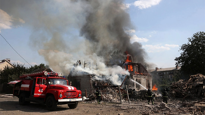 Rescatistas apagan un incendio en una casa particular destruida durante un ataque con misiles en la ciudad de Kostyatynivka, región de Donetsk, el 21 de julio de 2024, en medio de la invasión rusa en Ucrania. (Anatolii Stepanov / AFP vía Getty Images)
