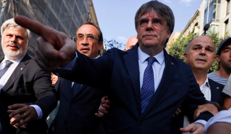 El líder separatista catalán Carles Puigdemont regresa a Barcelona, España, tras siete años de exilio autoimpuesto el 8 de agosto de 2024. (Nacho Doce/Reuters)