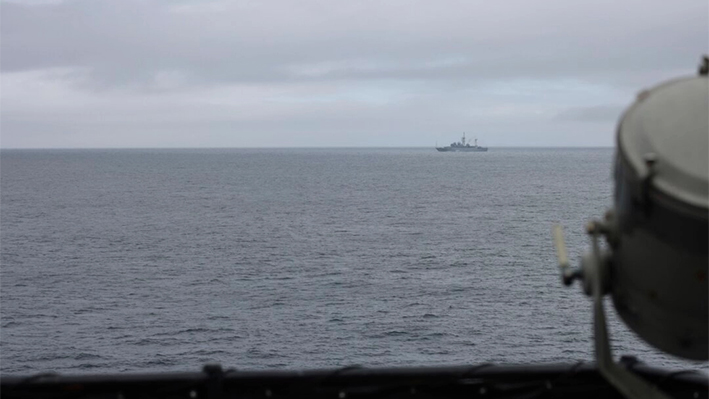 El buque guardacostas estadounidense Alex Haley sigue a un buque de la Federación Rusa al sur de las Islas Aleutianas, Alaska, el 5 de agosto de 2024. (Guardia Costera de EE.UU.)