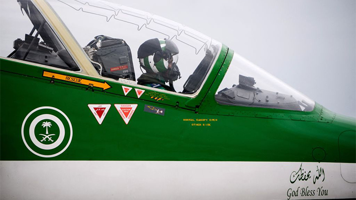 Un piloto acrobático de la Real Fuerza Aérea Saudí aterriza su avión tras un vuelo de entrenamiento en la Base Aérea 701 de Salon-de-Provence, en el sur de Francia, el 18 de mayo de 2023. (CLEMENT MAHOUDEAU/AFP vía Getty Images)
