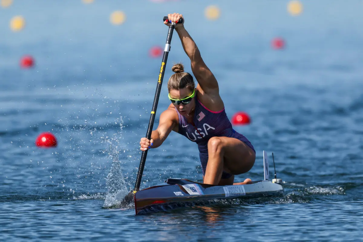 Nevin Harrison, del equipo de Estados Unidos, compite durante las semifinales de 200 metros individual de piragüismo femenino en el día 15 de los Juegos Olímpicos en el Estadio Náutico de Vaires-Sur-Marne en París el 10 de agosto de 2024. (Justin Setterfield/Getty Images)